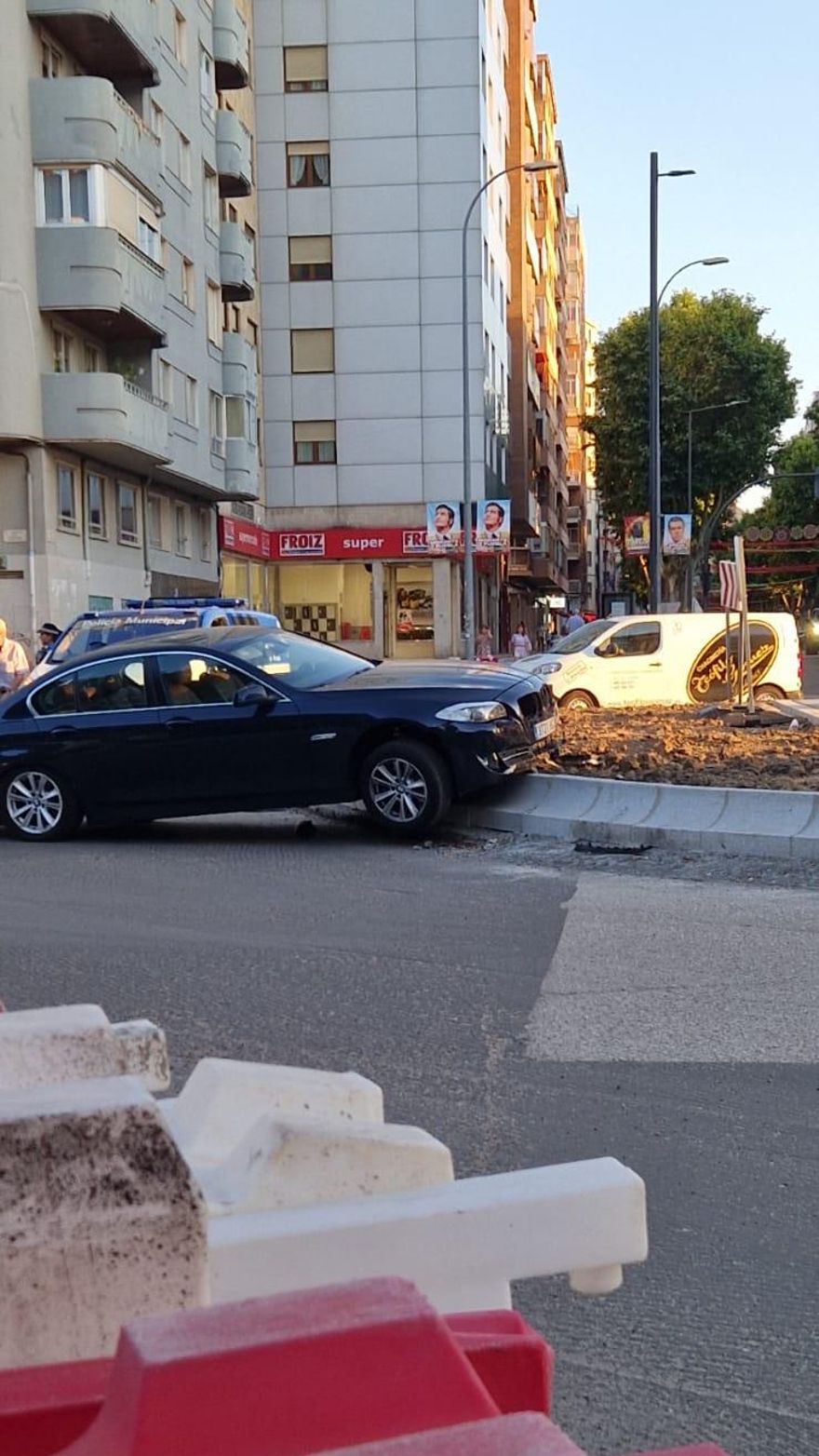 Accidente en la rotonda de Cardenal Cisneros con Tres Cruces.