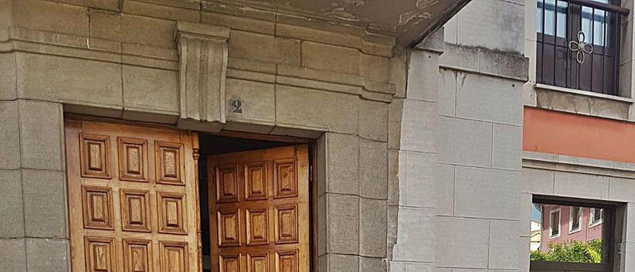 Una vecina, ayer, a las puertas del Ayuntamiento de Noreña.