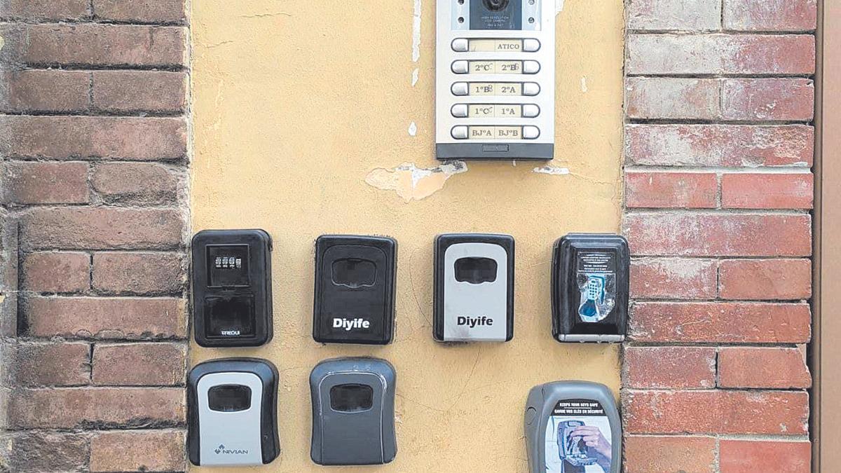 Candados de viviendas turísticas en un portal de Málaga.