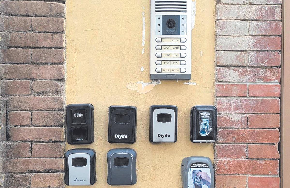 Candados de viviendas turísticas en un portal de Málaga.