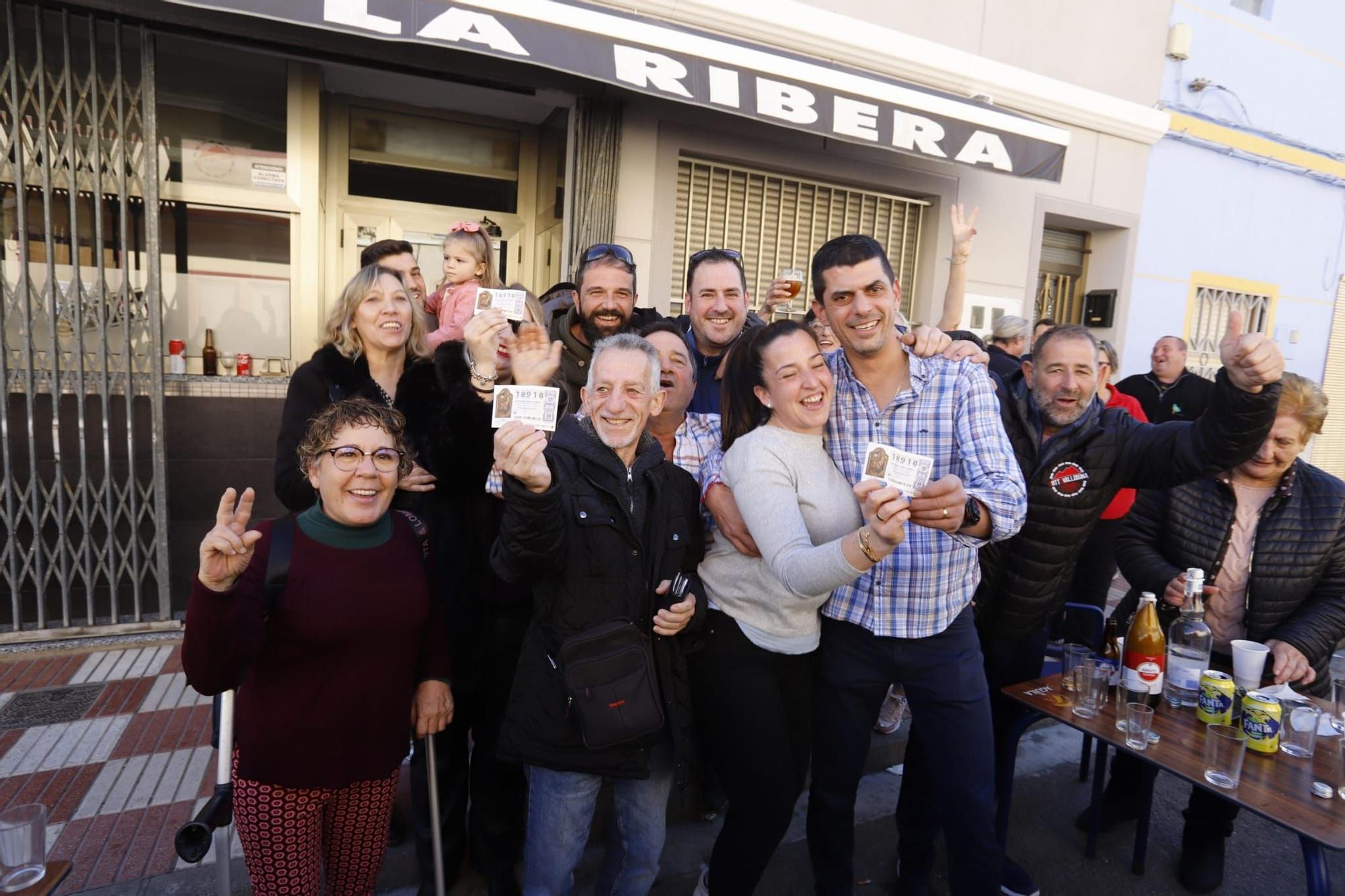 Festejando el tercer premio en las puertas de un bar de Tavernes de la Valldigna