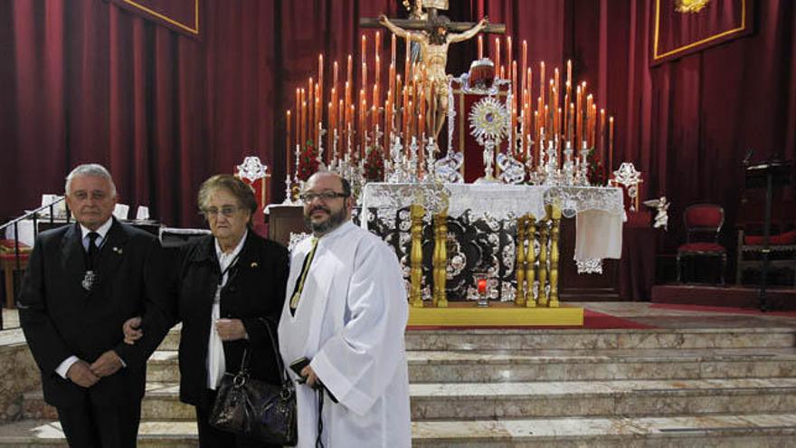 Castro, Portugal y Molina, ante el altar del Cristo.