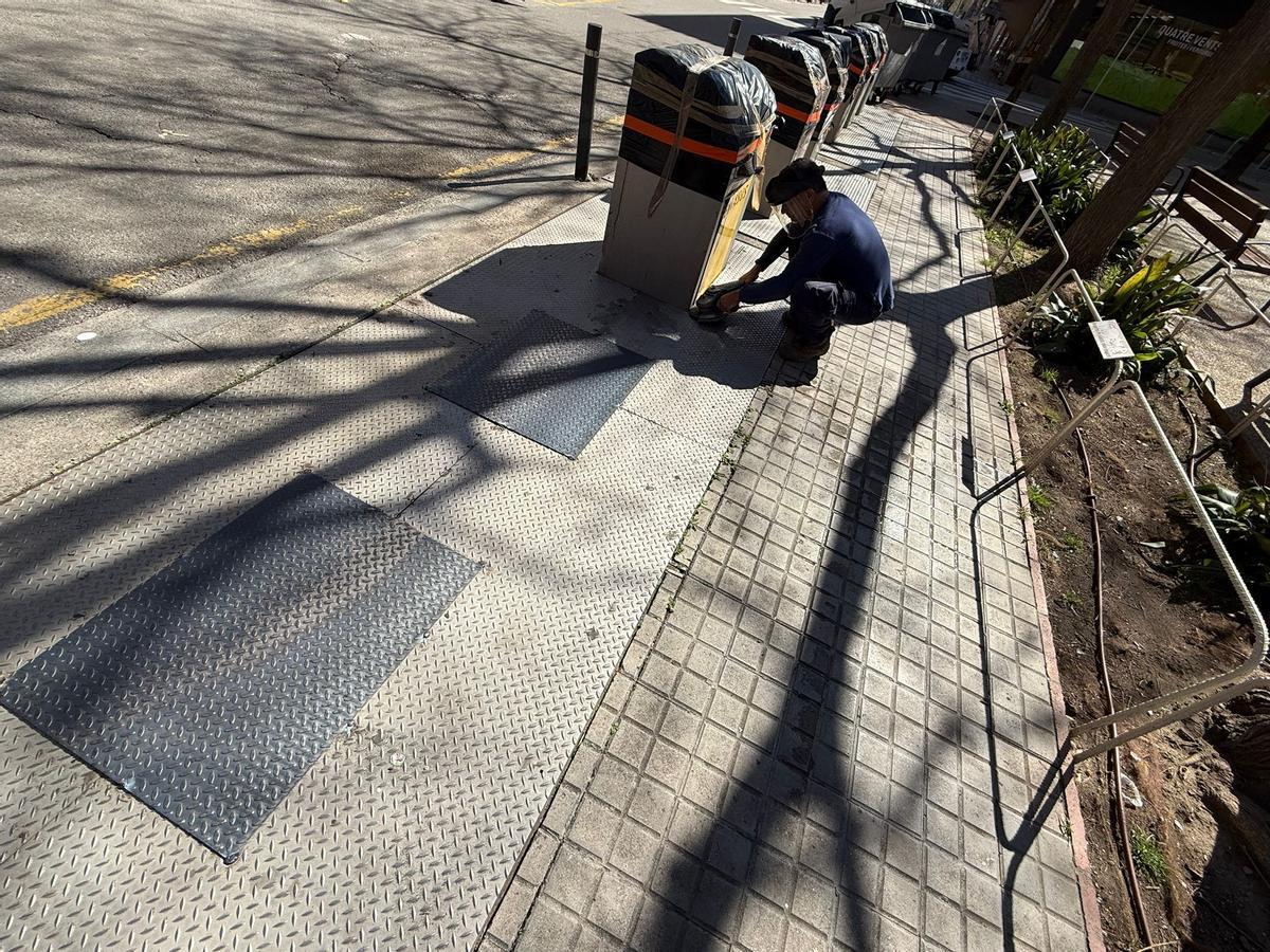 Planxes metàl·liques per a segellar els forats del contenidors soterrats