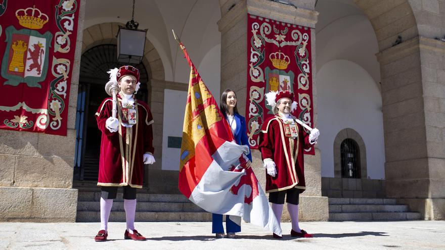Galería | Cáceres tremola el Pendón de San Jorge a ritmo de El Redoble