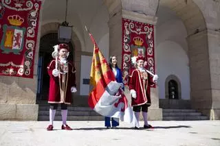 Cáceres tremola el Pendón de San Jorge a ritmo de El Redoble