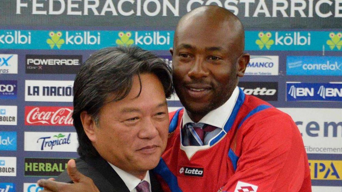 Eduardo Li se abraza a Wanchope