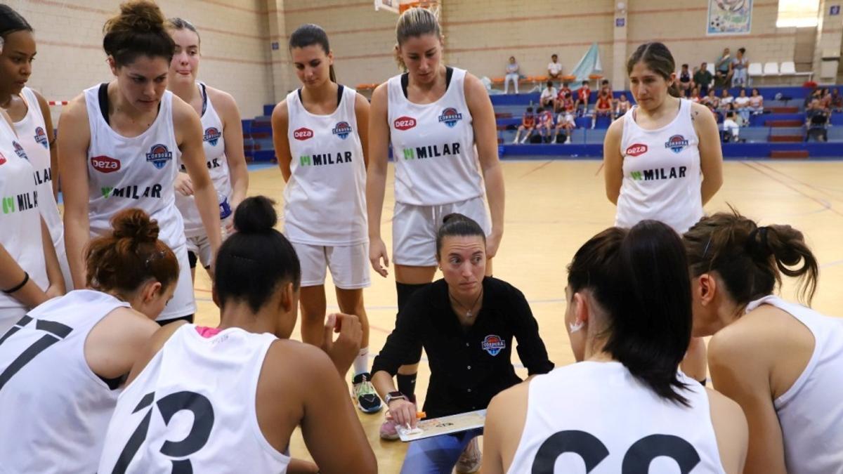 Mireia Capdevila da instrucciones en un tiempo muerto.