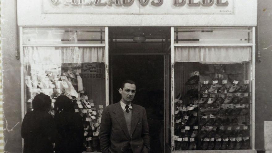 Eleazar Pereiro, en la entrada de Calzados Bebé, en la calle Granada.