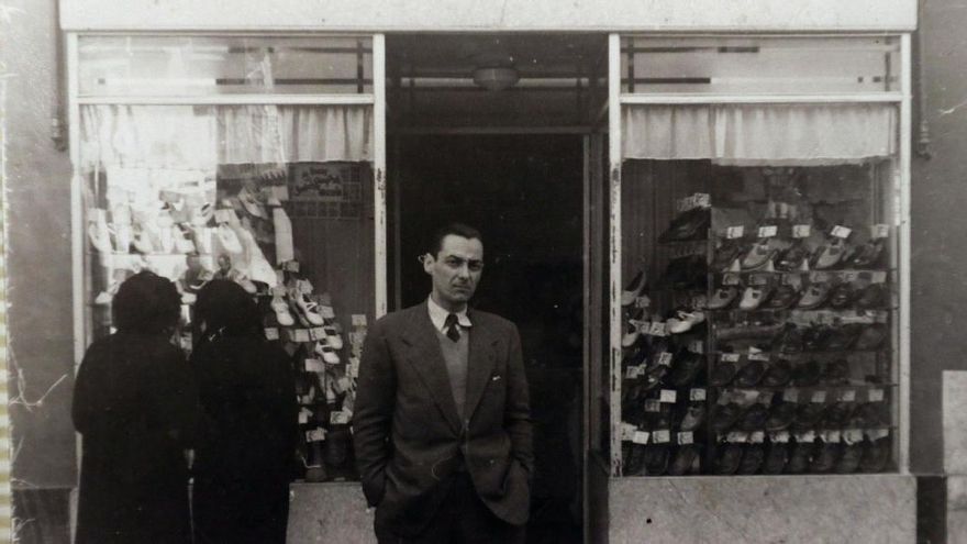 Eleazar Pereiro, en la entrada de Calzados Bebé, en la calle Granada.