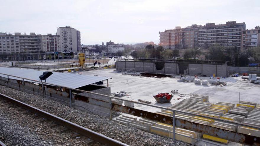 La llosa del Parc Central, pendent de reurbanitzar des de fa anys, amb alguns edicles construïts.