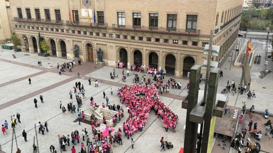 Un lazo humano rosa simboliza la lucha contra el cáncer de mama en Zaragoza