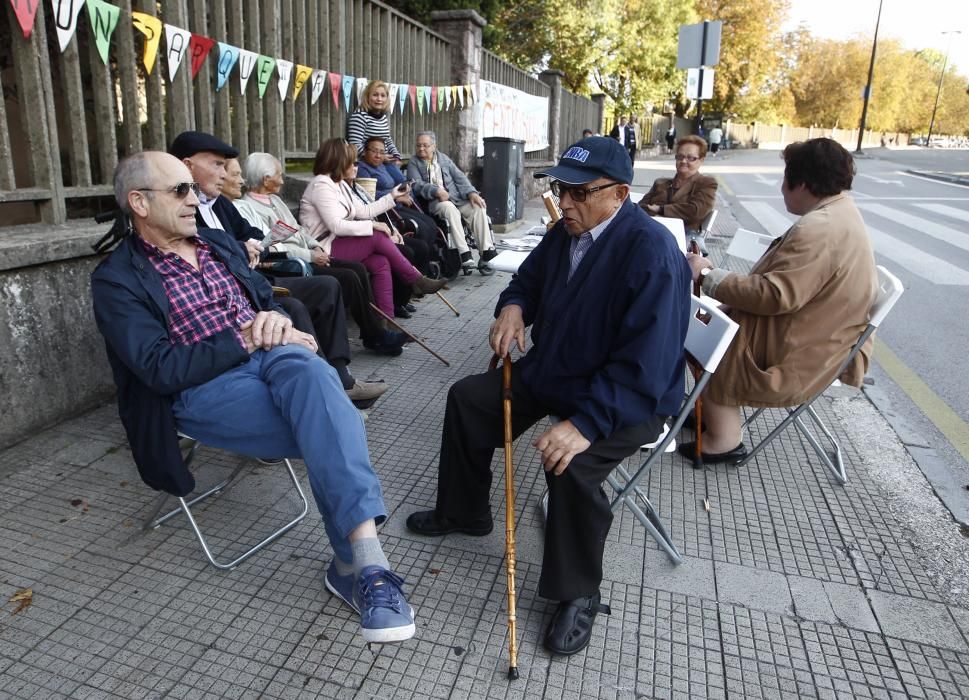 Vecinos del Cristo reivindican en la calle el uso del viejo HUCA