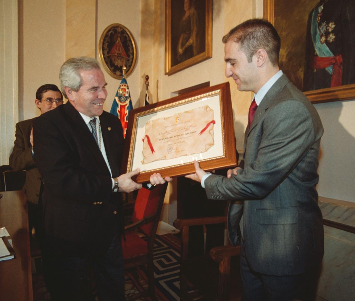 Javi Sánchez recibe de José María Saponi el reconocimiento de hijo predilecto de Cáceres en 2002.