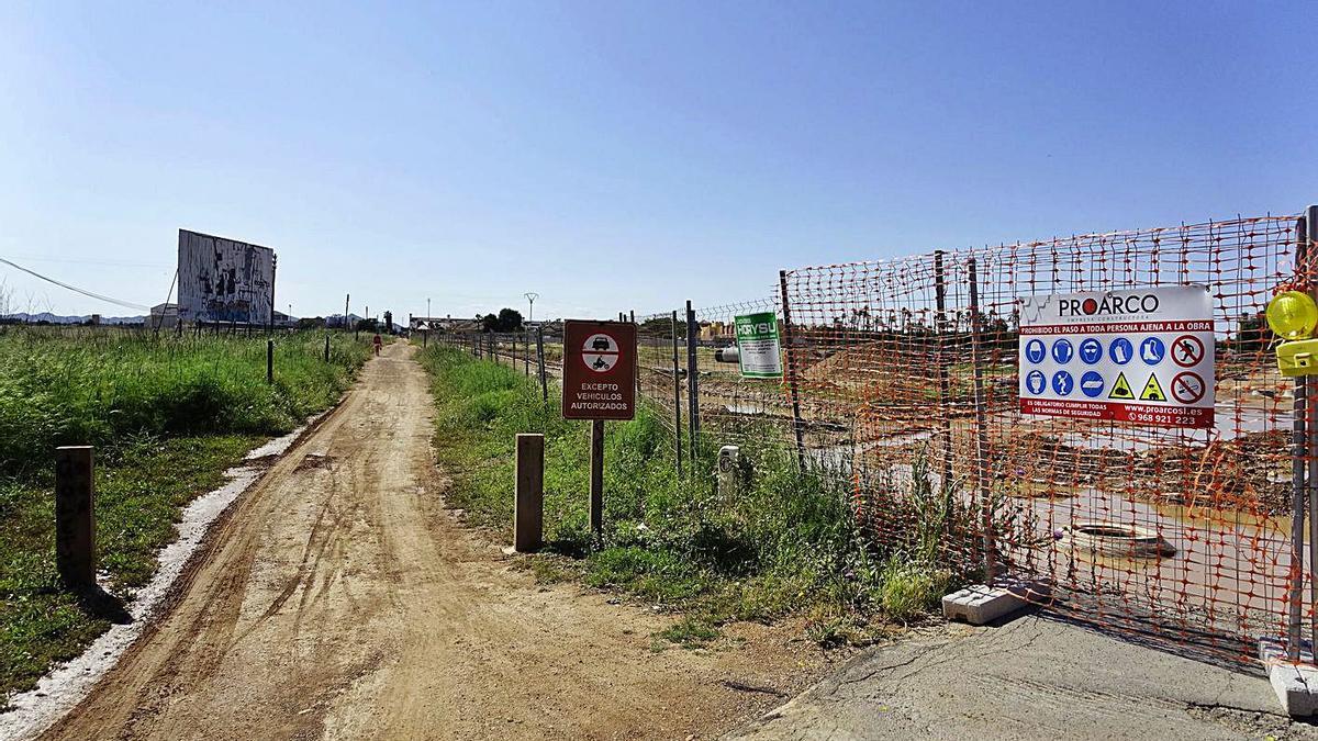 El solar donde estará ubicado el nuevo supermercado, en Los Dolores. | IVÁN URQUÍZAR