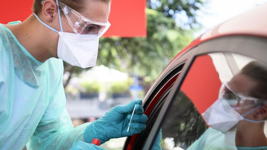 Un sanitario realiza un test PCR.