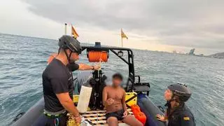 Los Mossos rescatan a un nadador frente al Port Olímpic y descubren que es un maltratador en busca y captura