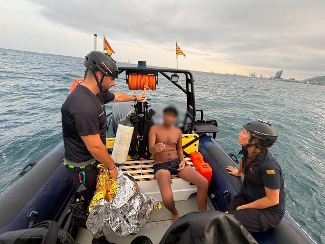 Los Mossos rescatan a un nadador temerario frente al Port Olímpic y descubren que es un maltratador en busca y captura