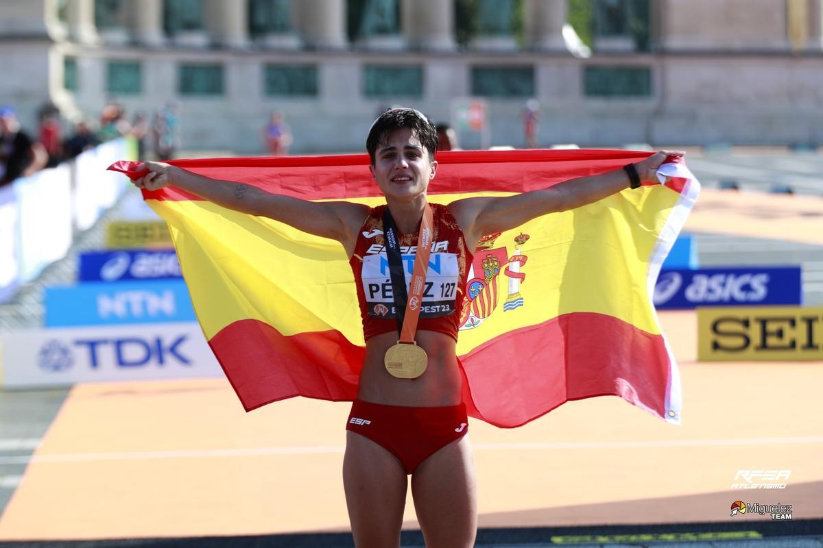 La atleta española María Pérez celebra el oro conseguido en el Mundial de Budapest.