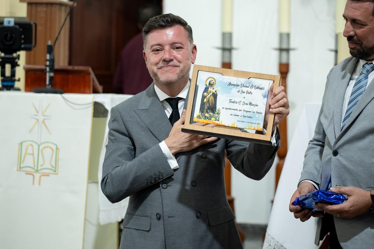 Teodoro Sosa, alcalde de Gáldar, recibe de Gerardo Machín un detalle de la AV El Labrador como pregonero del 2026