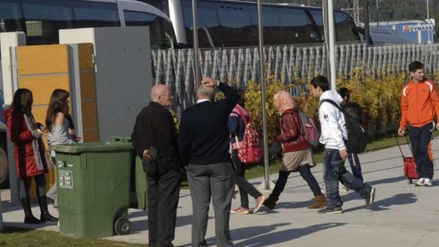 Alumnos a la entrada del nuevo colegio de Arteixo. / fran martínez