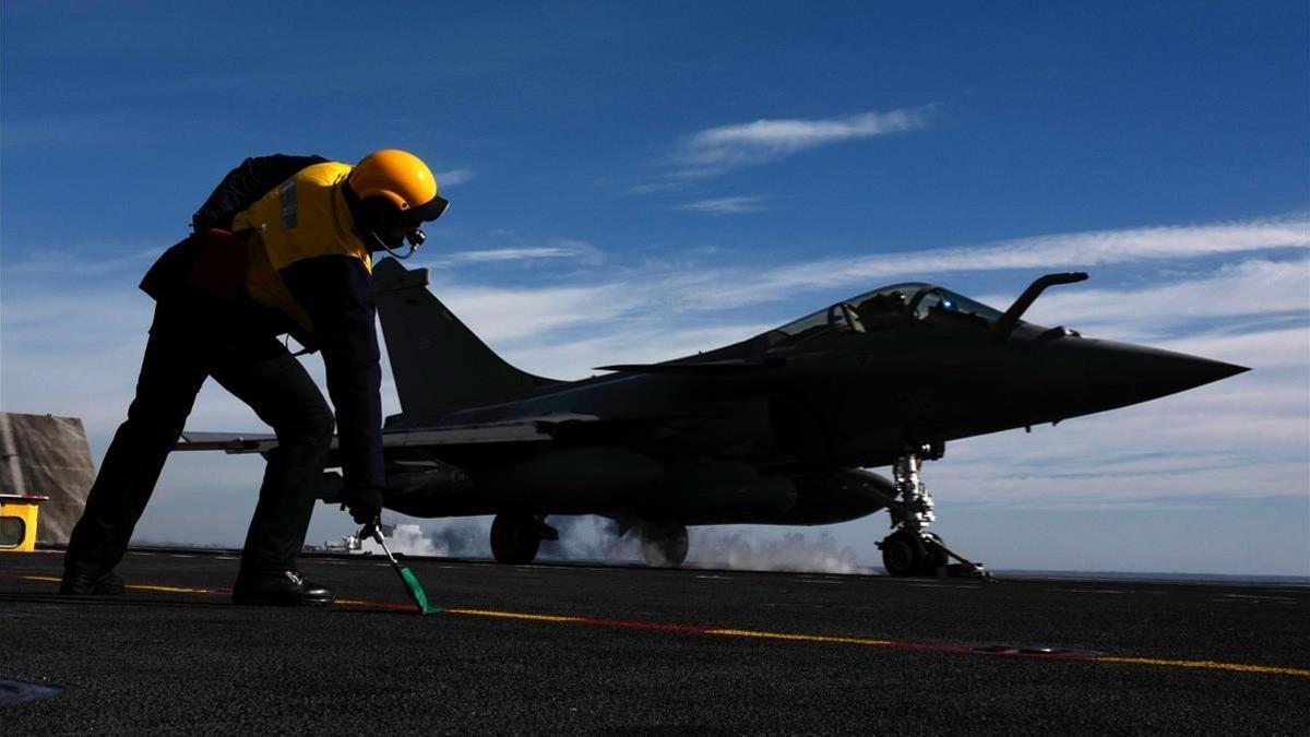 Un caza del Ejército francés despega del portaaviones Charles de Gaulle en el Mediterráneo, en febrero del 2019.