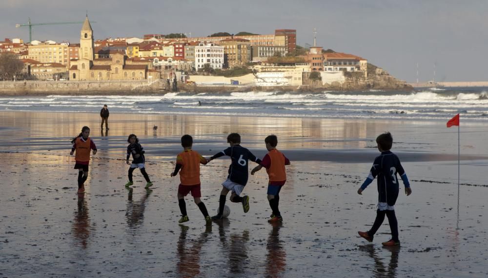 Torneo de Navidad de fútbol playa para niños en la playa de San Lorenzo