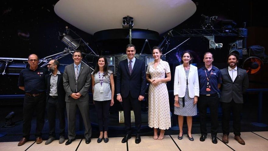 Pedro Sánchez con científicos españoles durante su visita a la NASA. La grancanaria Mar Vaquero, al lado de Sánchez y de Reyes Maroto.