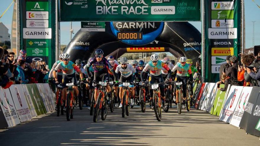 Enrique Morcillo, a la izquierda tras Hugo Drechou en la salida de la Andalucía Bike Race. | A.B.R.