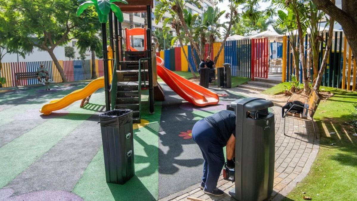 Un operario renueva una de las papeleras en un parque de Marbella.