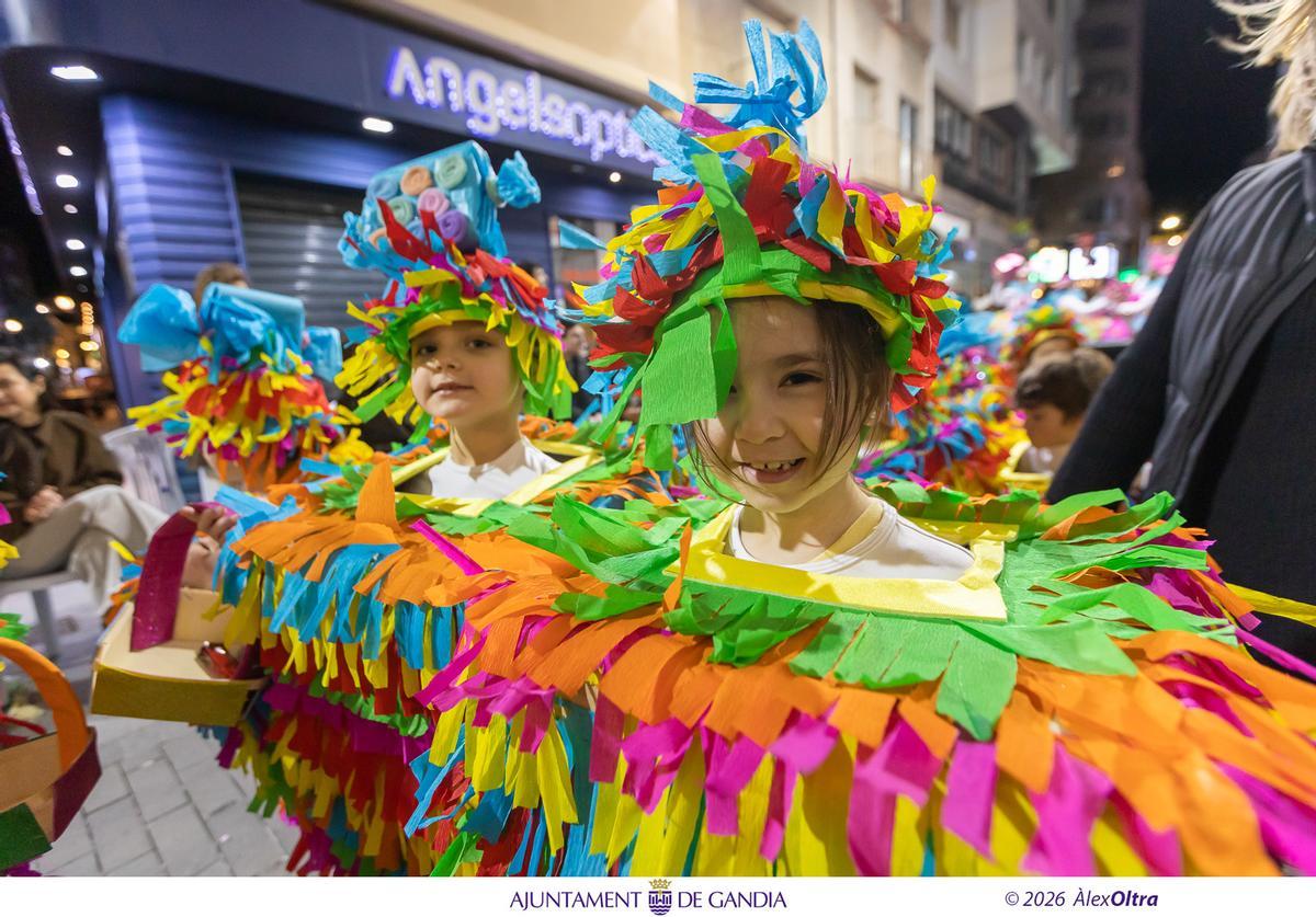 El viento sí respeta la Cavalcada del Ninot de Gandia que luce como nunca