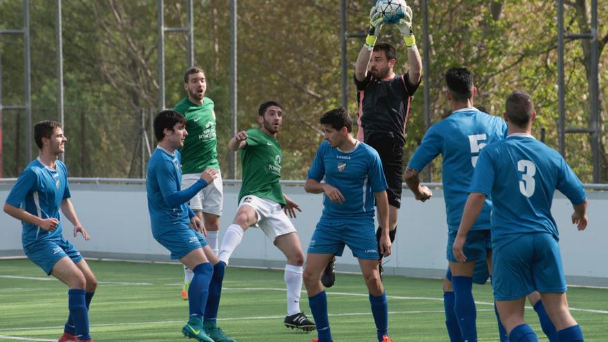 Migue, de verd, al costat de Moñino, deixa la Jonquera