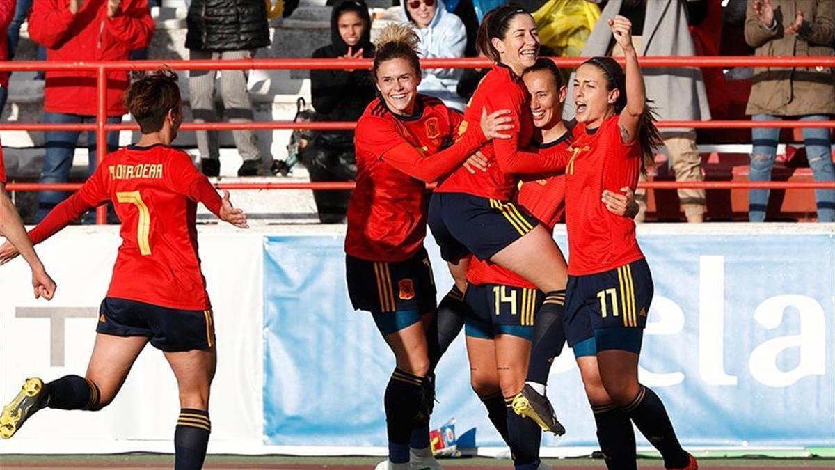 Las jugadoras españolas celebran el primer gol, de Alexia Putellas.