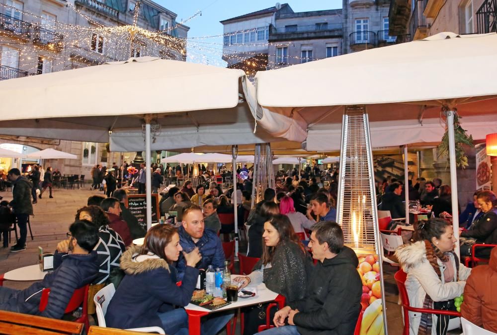 Las calles de Vigo, de nuevo atestadas de gente y de coches // Marta G. Brea