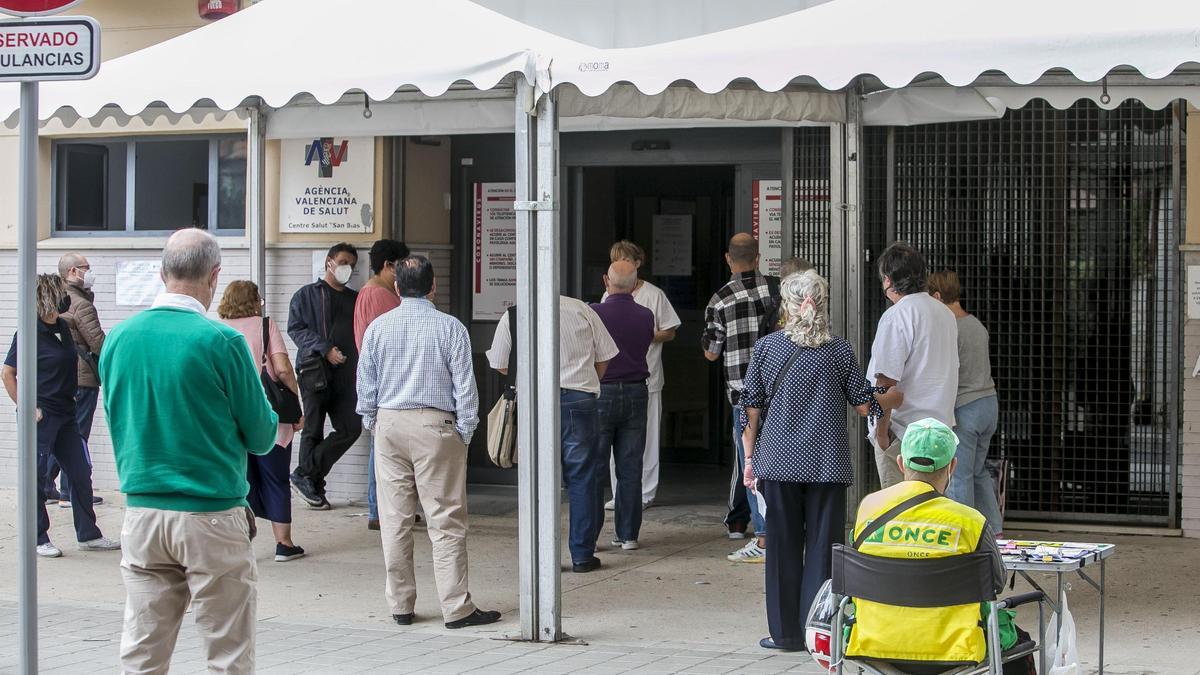 Cola para entrar a un centro de salud de la ciudad de Alicante