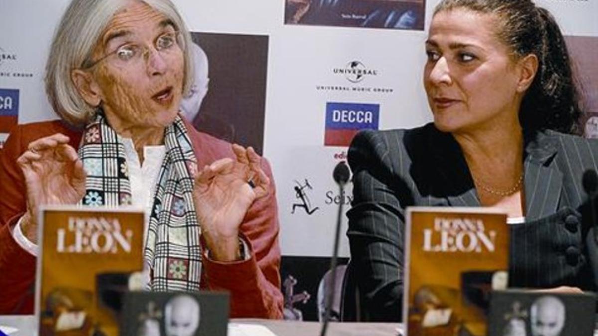 La escritora y la mesosoprano 8Donna Leon y Cecilia Bartoli, ayer, en Madrid.