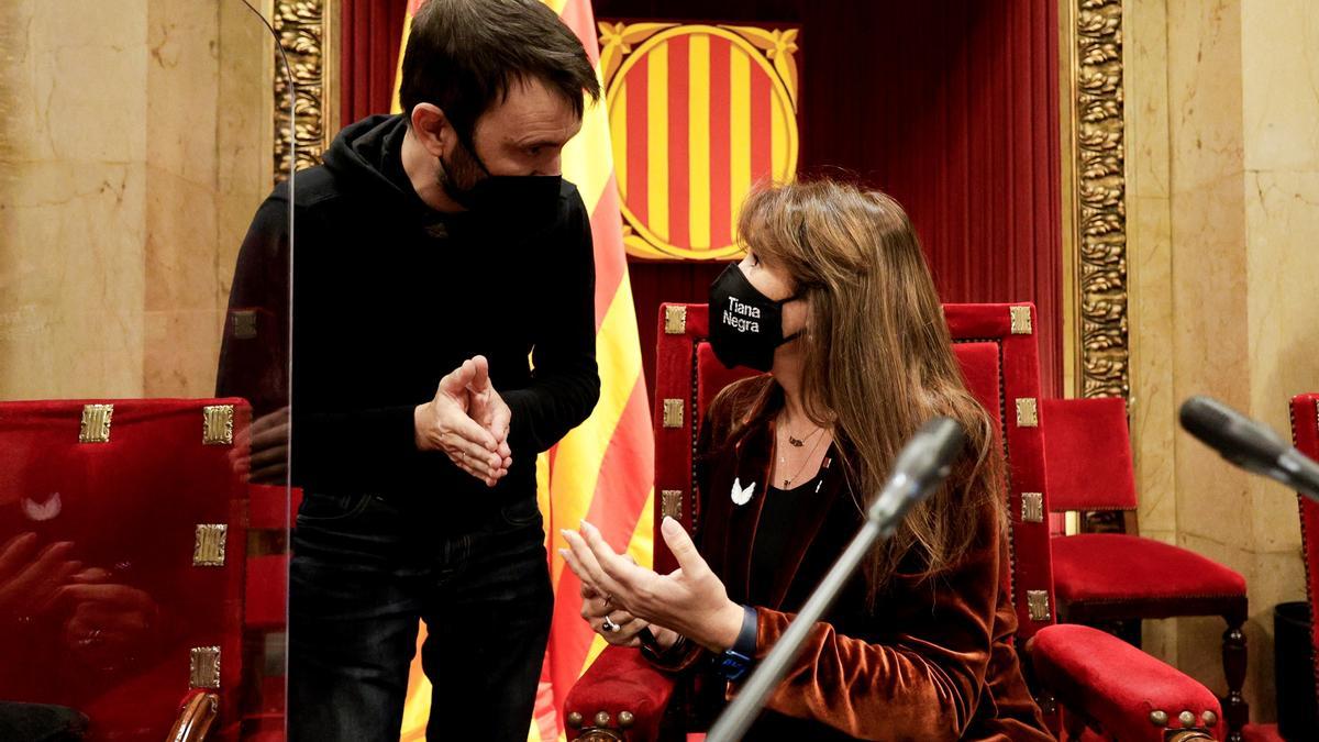 Laura Borràs y el exdiputado Pau Juvillà, conversando a principios de año cuando aún estaban en la Mesa del Parlament