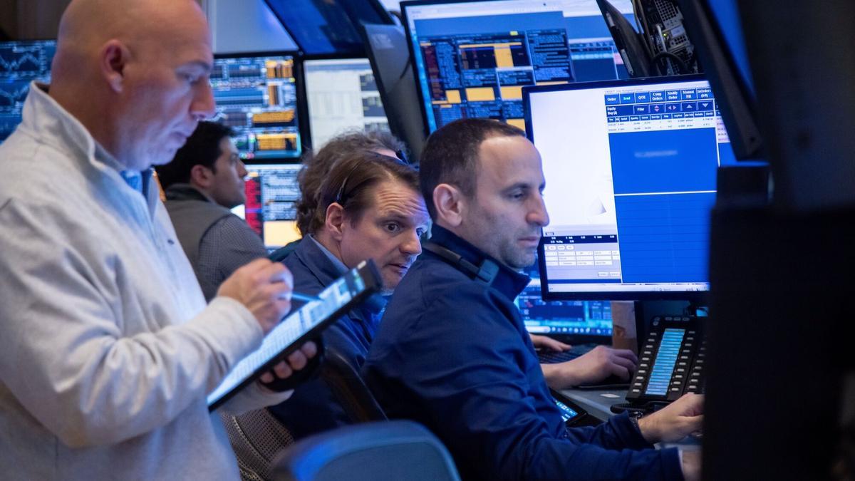 Agentes de Bolsa trabajan en el mercado de Nueva York.