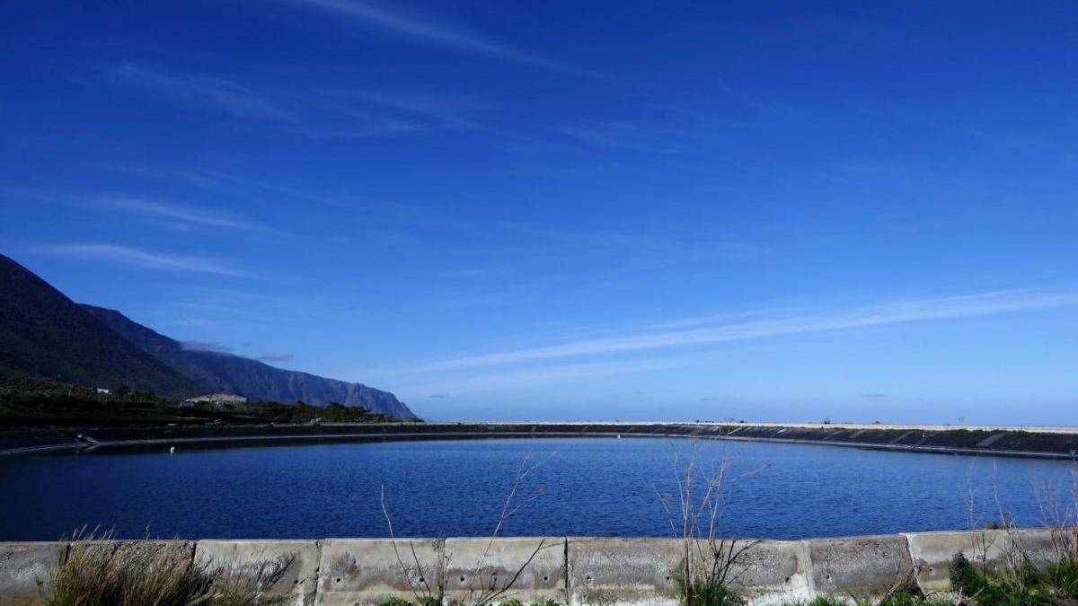 Un embalse en la isla de El Hierro.