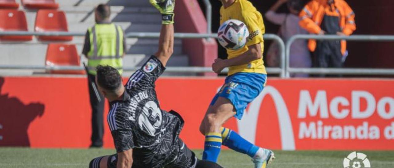 Marc Cardona falla una ocasión clara ante Herrero, portero del Mirandés. | | LALIGA