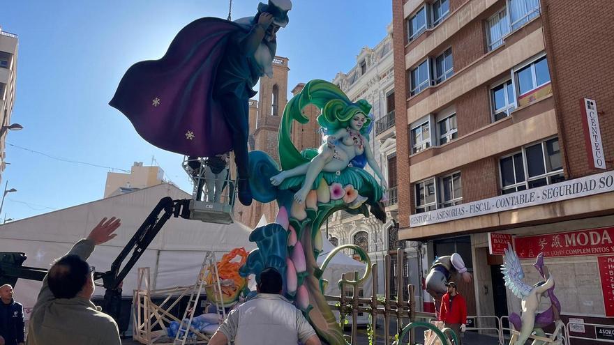 El artista fallero Rafa Ibáñez, en plena faena del montaje de la estructura principal de la falla del Club 53 en Burriana.