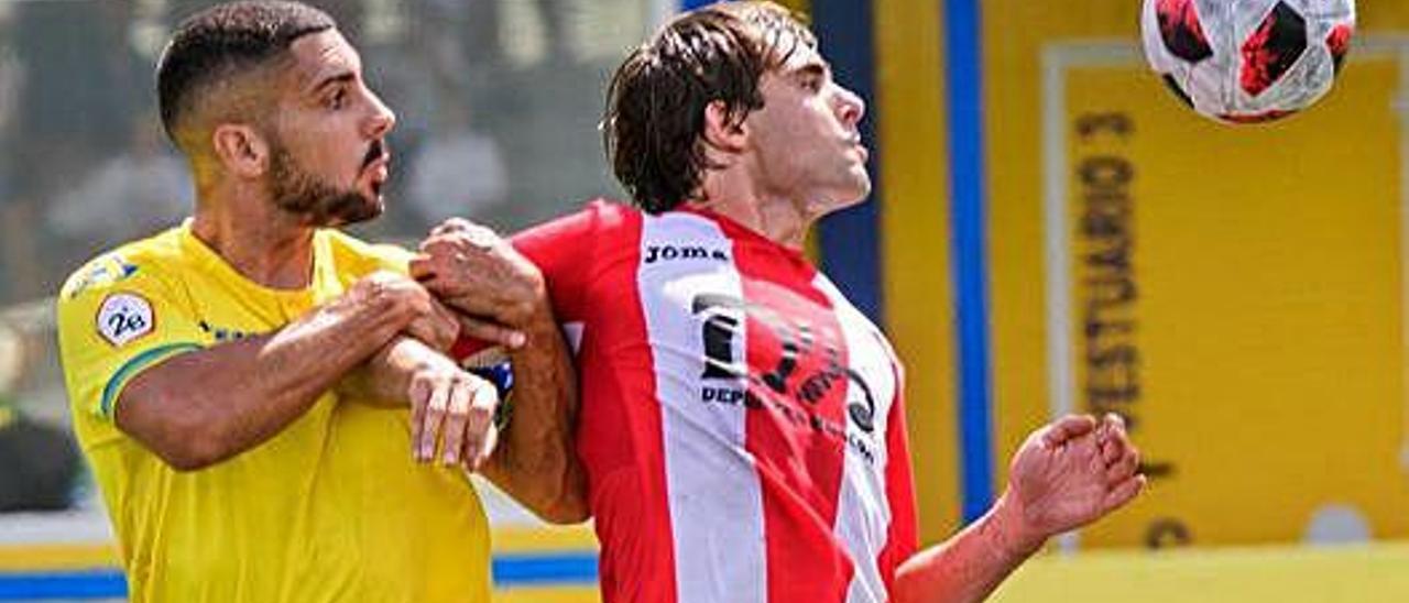 Álex Suárez puga con un jugador del Navalcarnero durante el partido que enfrentó a ambos equipos en el Anexo.