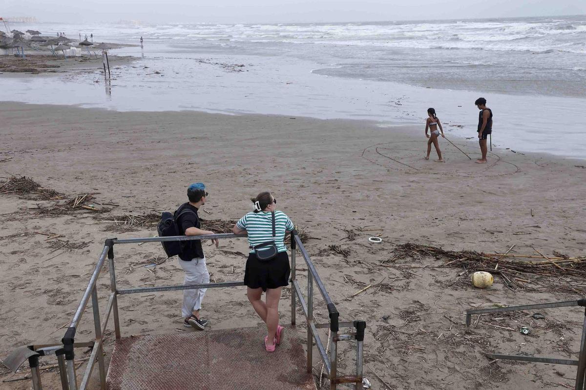 La playa de la Malvarrosa despues del temporal La playa de la Malvarrosa despues del temporal
