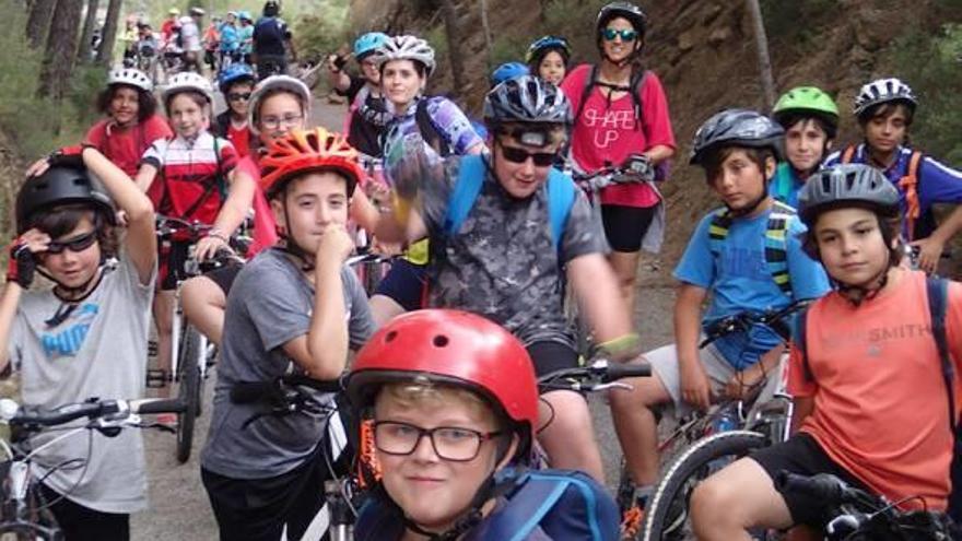 Algunos de los escolares participantes, en la ruta.