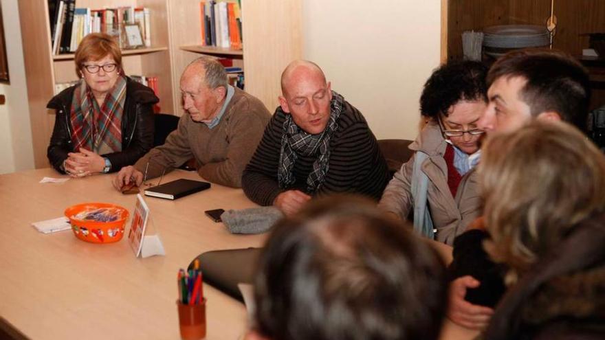 Vecinos de Serín, durante la reunión mantenida ayer.