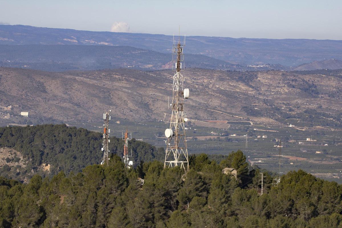 Antenes en el repetidor de la Llosa de Ranes.