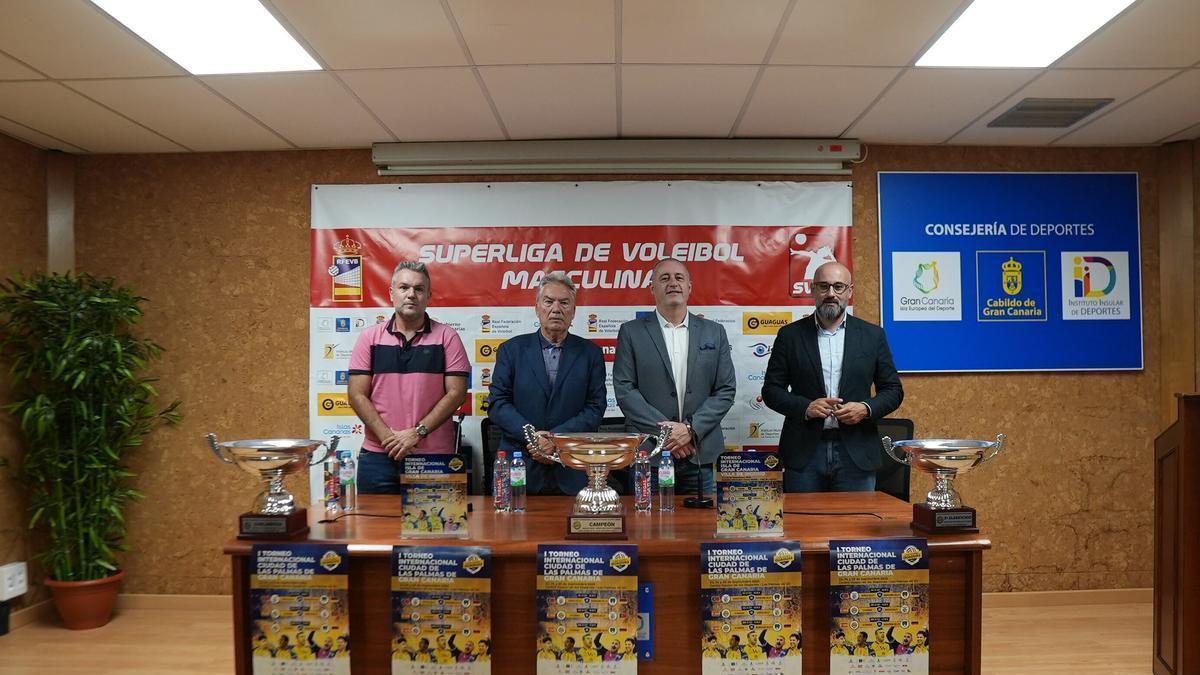 Roberto Melián, Juan Ruiz, Francisco Castellano y Aridany Romero (de iza. a dcc.), durante el acto de presentación