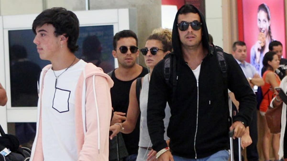 Mario Casas con sus hermanos Óscar , Sheila y Christian en el aeropuerto de Madrid