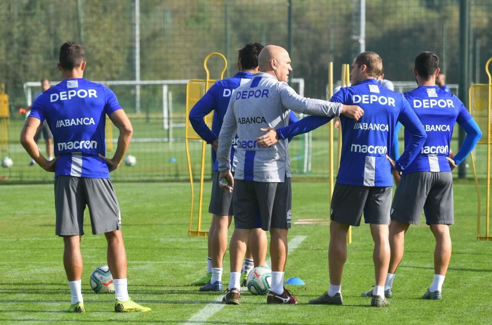 El nuevo técnico blanquiazul llega a A Coruña decidido a sacar al equipo coruñés de donde está -antepenúltimo en su categoría- y lograr el objetivo de estar entre los seis primeros clasificados.