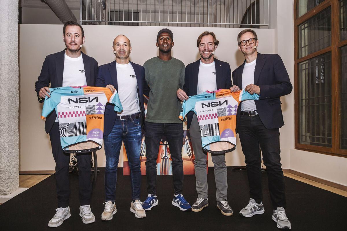 Iniesta con su equipo ciclista.