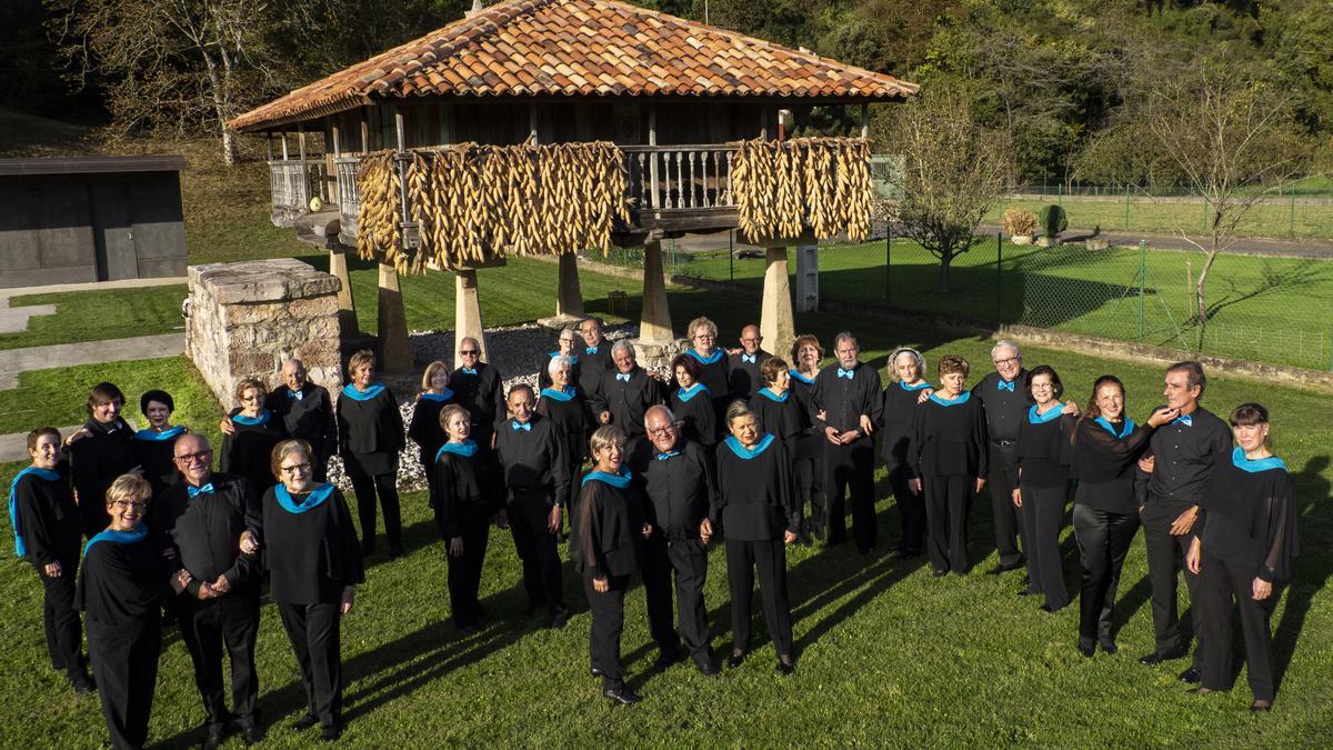 El coro Amigos de la Ribera ante la panera del centro de interpretación de Bueño